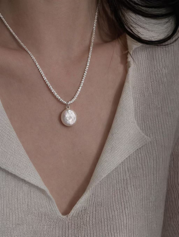 Oval Pearl Pendant Necklace